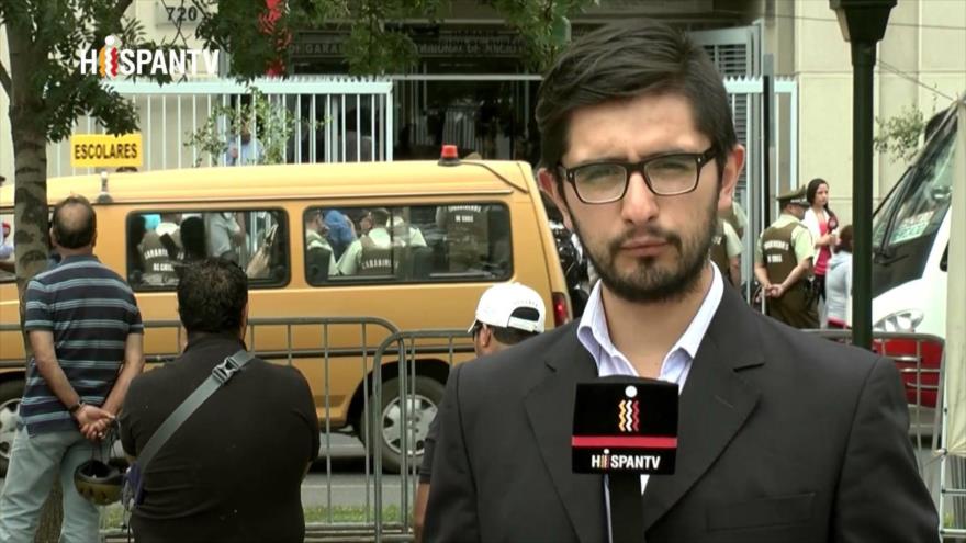 El corresponsal de HispanTV en Chile, Leonel Retamal, detenido por agentes policiales cuando cubría una protesta estudiantil.