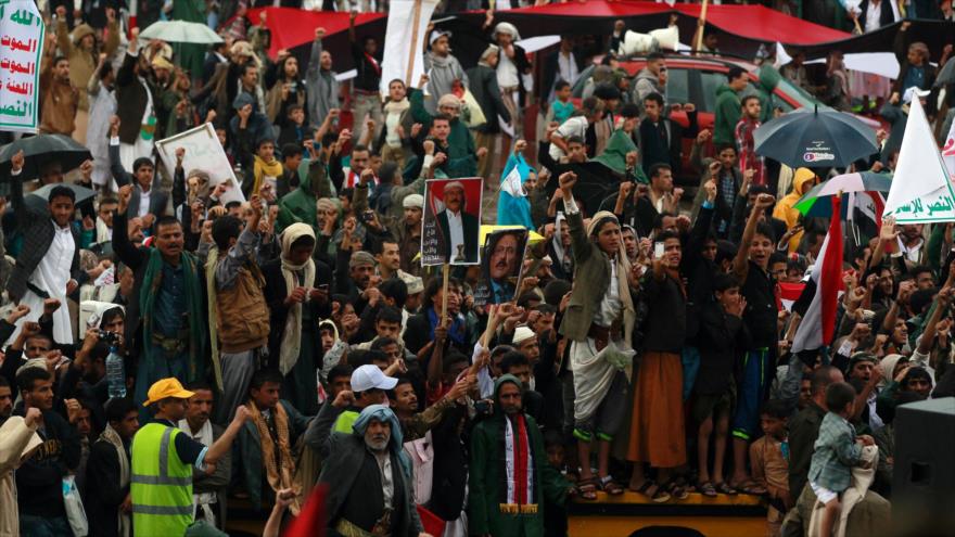 Manifestaciones de los yemeníes en apoyo al nuevo gobierno de coalición en Saná, la capital de Yemen.