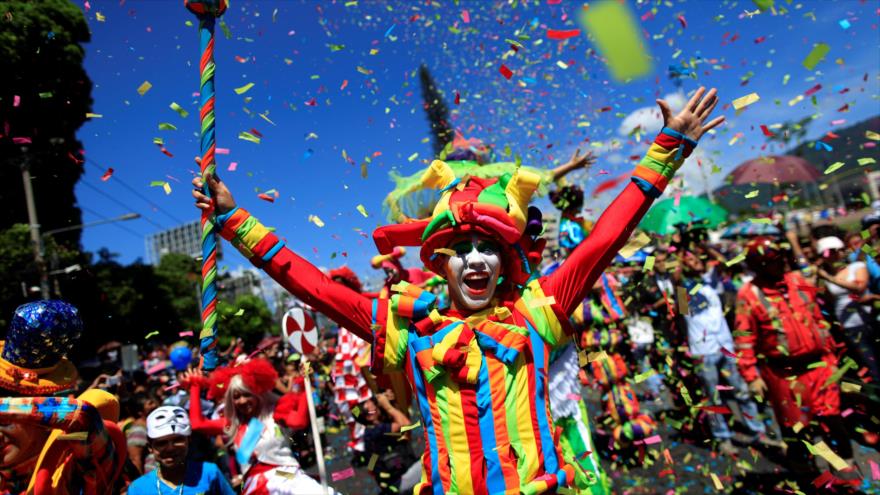 Comienzan Fiestas Patronales Con Desfile Colorido En El Salvador Hispantv 7527