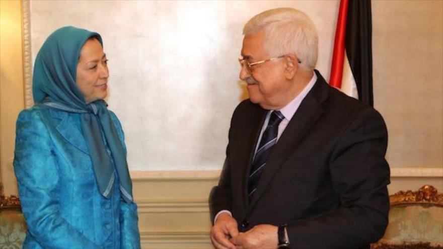 El presidente palestino, Mahmud Abás (dcha.) se reúne con la jefa del grupo terrorista Muyahedin Jalq (MKO), Maryam Rayavi, en París, capital de Francia, 30 de julio de 2016.