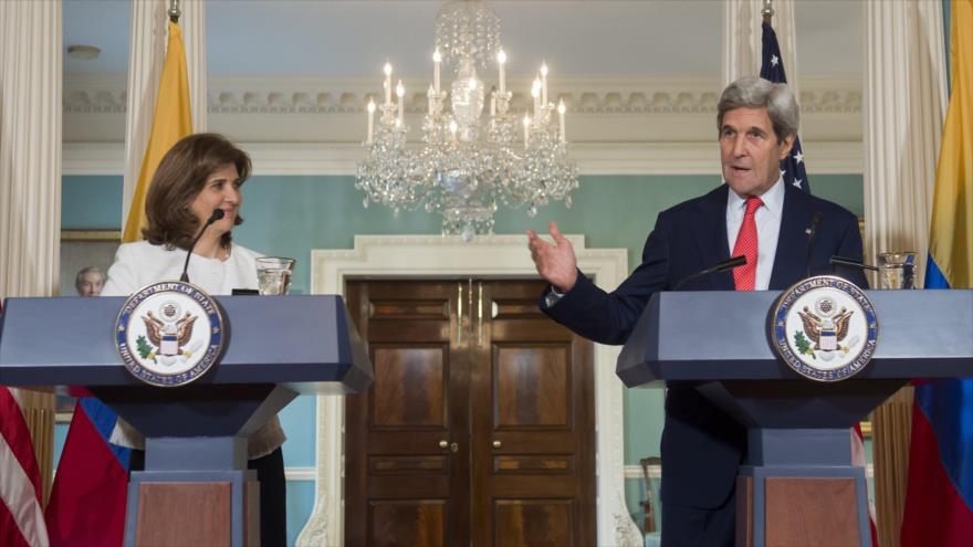 El secretario de Estado estadounidense, John Kerry, en una rueda de prensa conjunta con su homóloga colombiana, María Ángela Holguín, 1 de agosto de 2016.