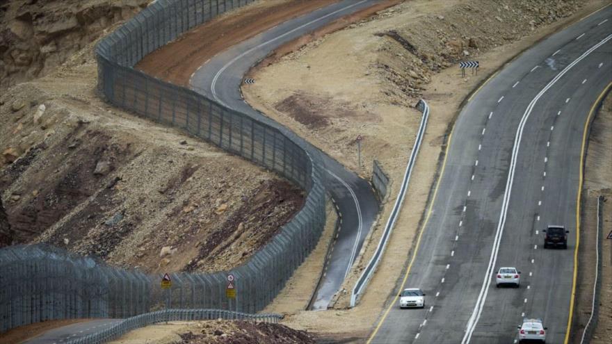 La valla costruida entre los territorios palestinos ocupados por Israel y Jordania.