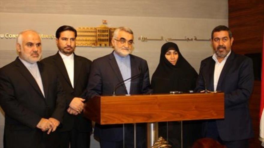 El presidente de la Comisión de Seguridad Nacional y Política Exterior del Parlamento iraní, Alaeddin Boruyerdi (centro), encabeza una comitiva parlamentaria iraní en Beirut, capital libanesa, 2 de agosto de 2016.