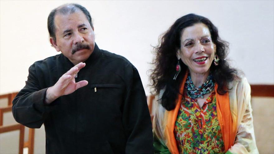 El presidente de Nicaragua, Daniel Ortega (dcha.) con su esposa, Rosario Murillo.