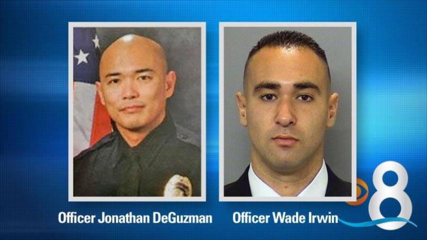 El oficial Jonathan DeGuzman (izda.,) y su compañero el oficial Wade Irwin (dcha.).