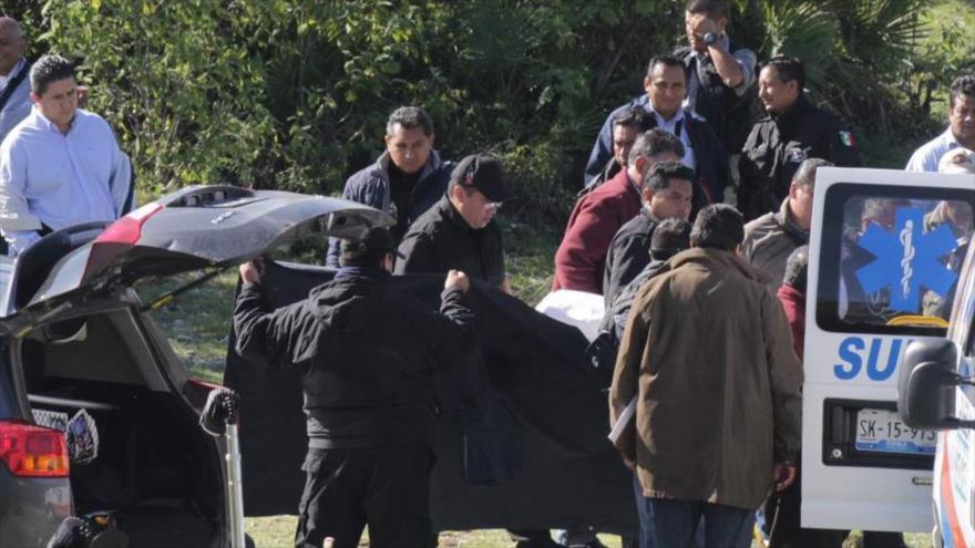 Los agentes mexicanos llevan el cuerpo de José Santamaría Zavala, alcalde de Huehuetlan El Grande, 2 de agosto de 2016.