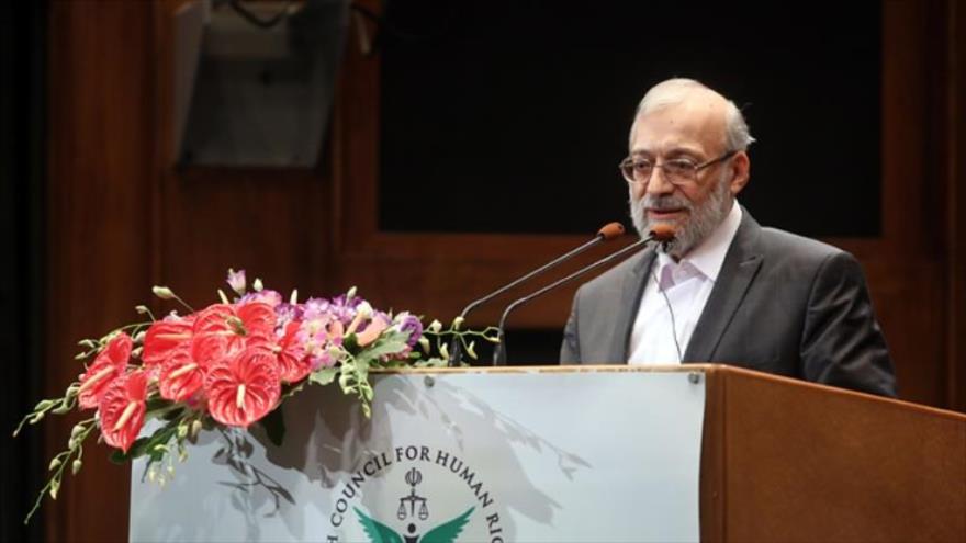 El secretario de la Comisión de Derechos Humanos del Poder Judicial de Irán, Mohamad Yavad Lariyani, ofrece un discurso en la ceremonia de la conmemoración del ‘Día Mundial de los Derechos Humanos Islámicos y la Generosidad Humana’, celebrada en Teherán, capital iraní, 3 de agosto de 2016.