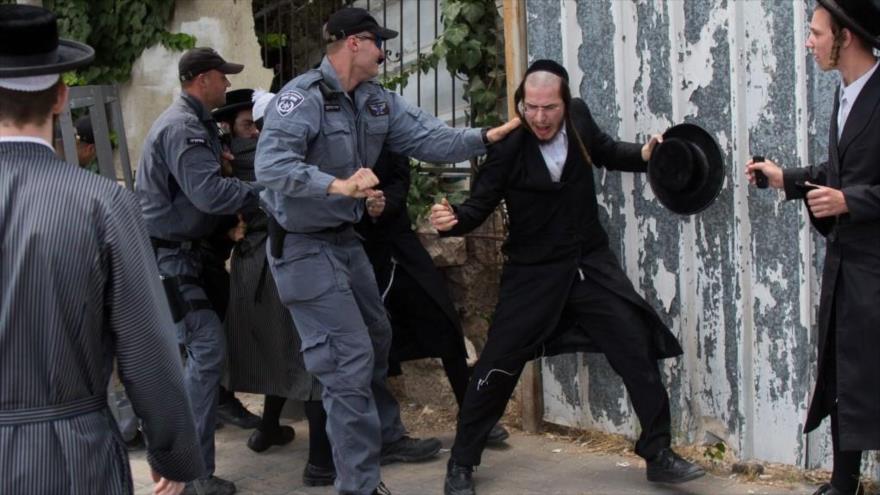 Policía israelí arresta a un judío ultraortodoxo.