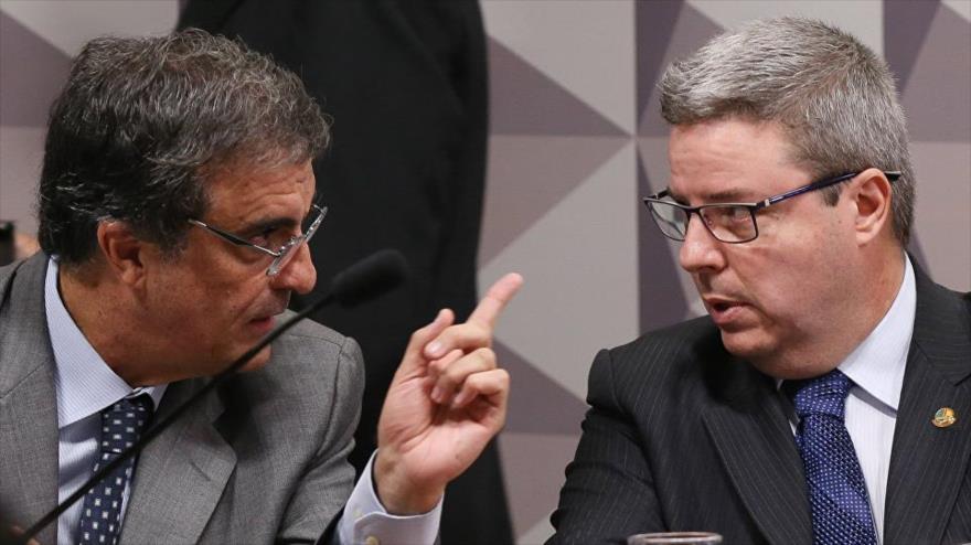 El senador brasileño Antonio Anastasia, instructor del juicio político contra la expresidenta Dilma Rousseff (dcha.), y el abogado de la defensa José Eduardo Cardozo.