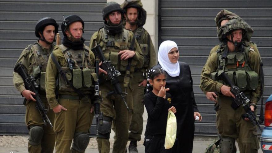 Soldados israelíes golpean a una embarazada palestina | HISPANTV