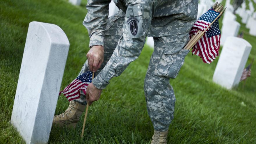 Un soldado del Ejército estadounidense en un cementerio militar.