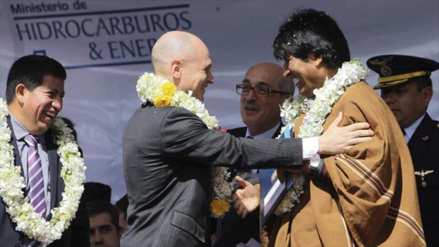 El presidente de Bolivia, Evo Morales (dcha.), celebra junto al director general de Rosatom, Serguei Kiriyenko, la firma de dos acuerdos para la construcciÃ³n del Centro de InvestigaciÃ³n y Desarrollo en TecnologÃ­a Nuclear en la ciudad de El Alto, 6 de marzo de 2016.