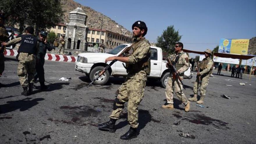 La foto muestra las fuerzas de seguridad afganas en la escena de un ataque con bomba en Kabul, capital, 23 de julio de 2016.