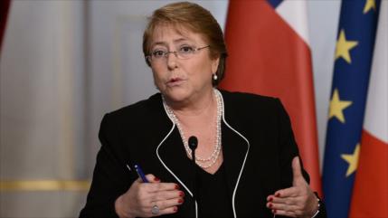 Popularidad de Bachelet se mantiene en mínimos históricos