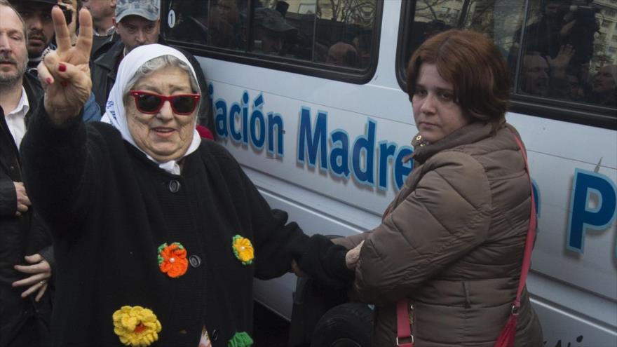 La presidenta de la organización de Madres de Plaza de Mayo, Hebe de Bonafini (izqda.) en la Plaza de Mayo de Buenos Aires, capital argentina. 4 de agosto de 2016