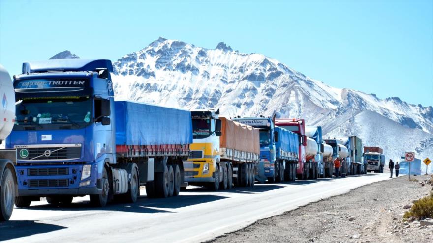 Camiones de carga en la frontera entre Bolivia y Chile.