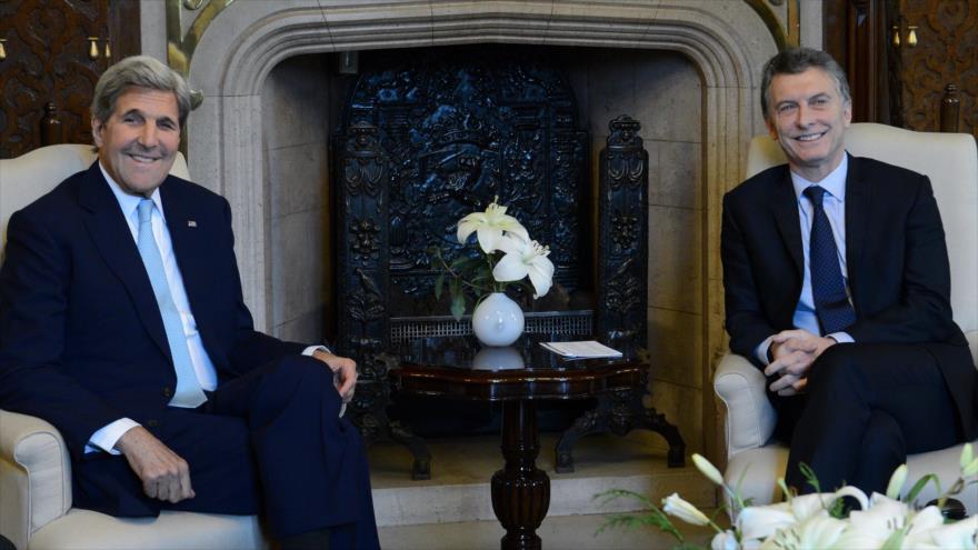 El secretario de Esrtado estadounidense, John Kerry (izda), se reune con el presidente de Argentina, Mauricio Macri, en el palacio presidencial de la Casa Rosada, en Buenos Aires, capital de Argentina, 4 de agosto de 2016