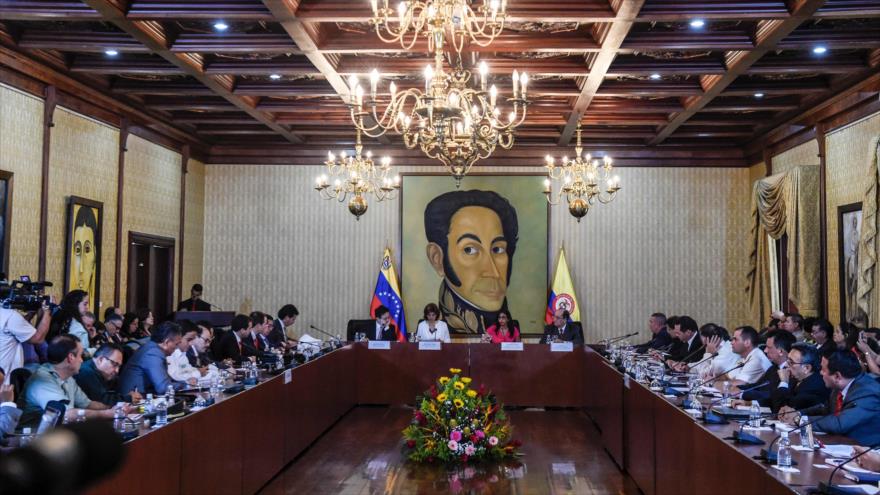 El canciller de Colombia, María Ángela Holguín (2 izq. en el centro) y su homóloga venezolana, Delcy Rodríguez (2-dcha. en el centro) durante una reunión en el Ministerio de Asuntos Exteriores, Caracas, 4 de agosto de 2016.