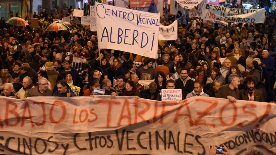 Miles de argentinos volvieron a salir a las calles del pais para protestar por el aumento desmedido en las tarifas de luz, agua, gas y otros servicios, Buenos Aires, 4 de agosto de 2016.