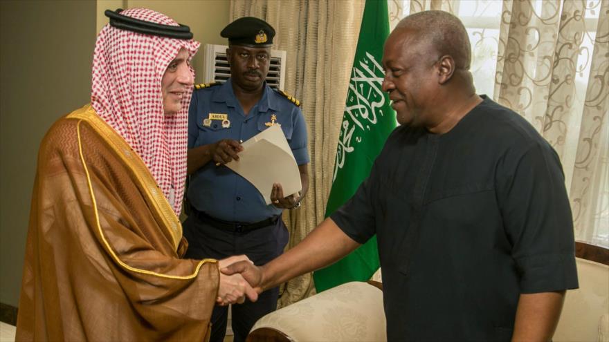 El canciller saudí, Adel al-Yubeir (izqa.), y el presidente de Ghana, John Dramani Mahama. 