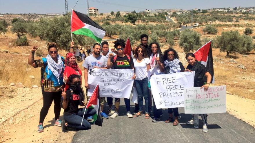 Una delegación del movimiento Black Lives Matter (La vida de los negros importa) que ha viajado desde EE.UU. hasta el pueblo cisjordano de Bilin, cerca de Ramalá, para protestar junto a los activistas palestinos contra la ocupación israelí.