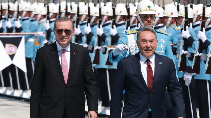 El presidente turco, Recep Tayyip Erdogan (izda.), recibe a su par kazajo en Ankara, capital turca, 5 de agosto de 2016.