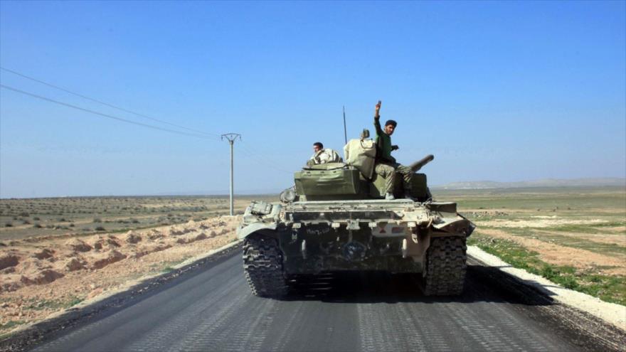 Un tanque de las tropas progubernamentales sirias en una carretera a las afueras de la ciudad de Janaser.