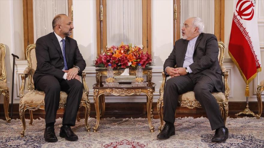 El canciller iraní, Mohamad Yavad Zarif, recibe al asesor del presidente afgano en Asuntos de Seguridad, Mohamad Hanif Atmar, 6 de agosto de 2016.