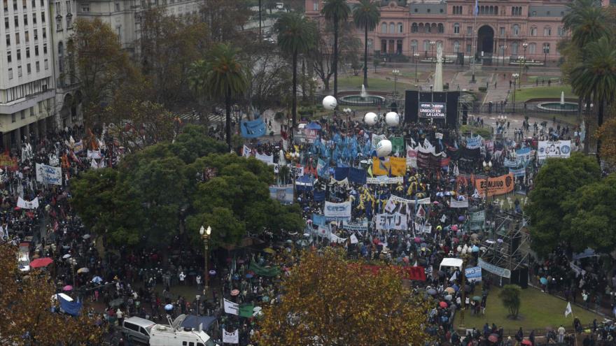 Una protesta frente a la Casa Rosada en la Plaza de Mayo, contra las medidas económicas del presidente Mauricio Macri, 2 de junio de 2016.
