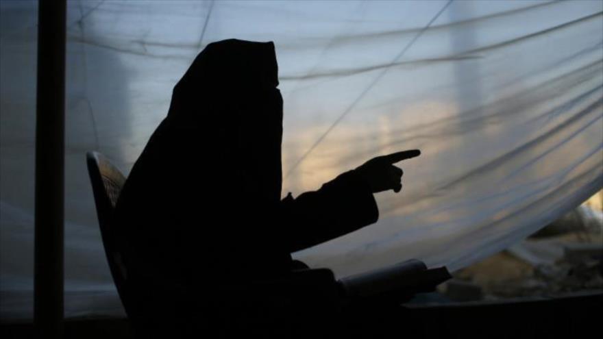 Mujeres sirias queman prenda de ropa impuesta por Daesh