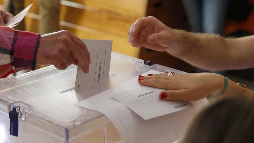 Votación en un colegio de Madrid, la capital española, durante las elecciones generales del 26 de junio de 2016.