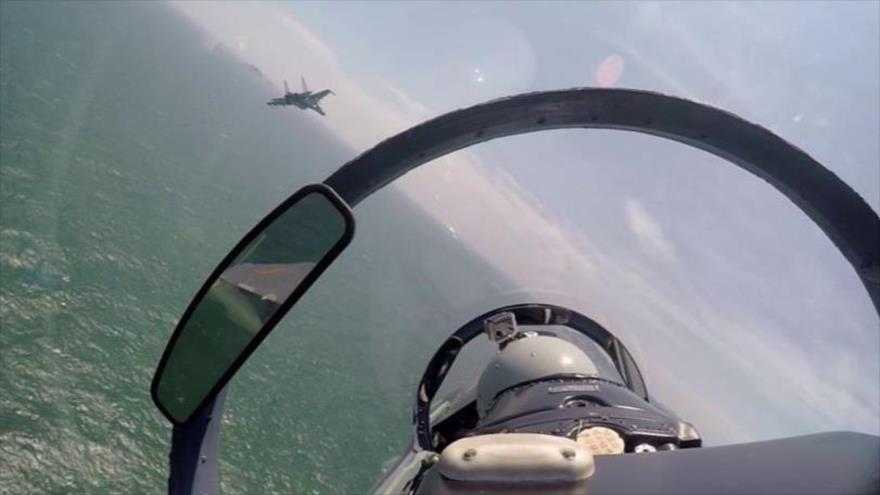 Aviones Sujoi Su-30MKK, de producción rusa, de la Aviación china sobrevuelan el espacio aéreo de las islas Nansha y Huangyan (nombre en chino de las islas Spratly), 6 de agosto de 2016.