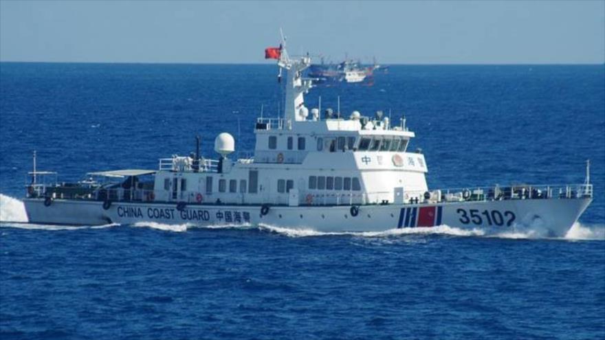 Un barco guardacostas chino navega cerca de las islas en disputa (Senkaku, en japonés, y Diaoyu, en chino), mar Oriental de China, 5 de agosto de 2016.
