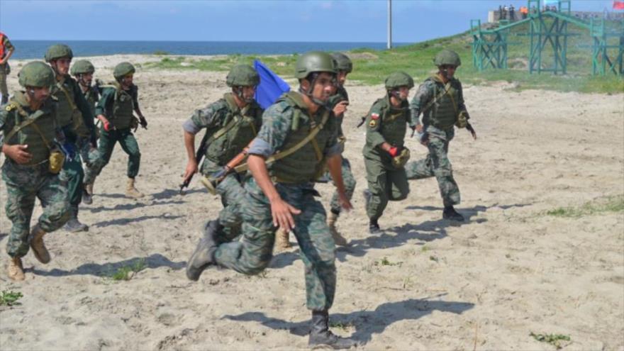 Soldados iraníes participan en la competición de asalto marítimo en los juegos Army-2016 de Rusia, 5 de agosto de 2016.