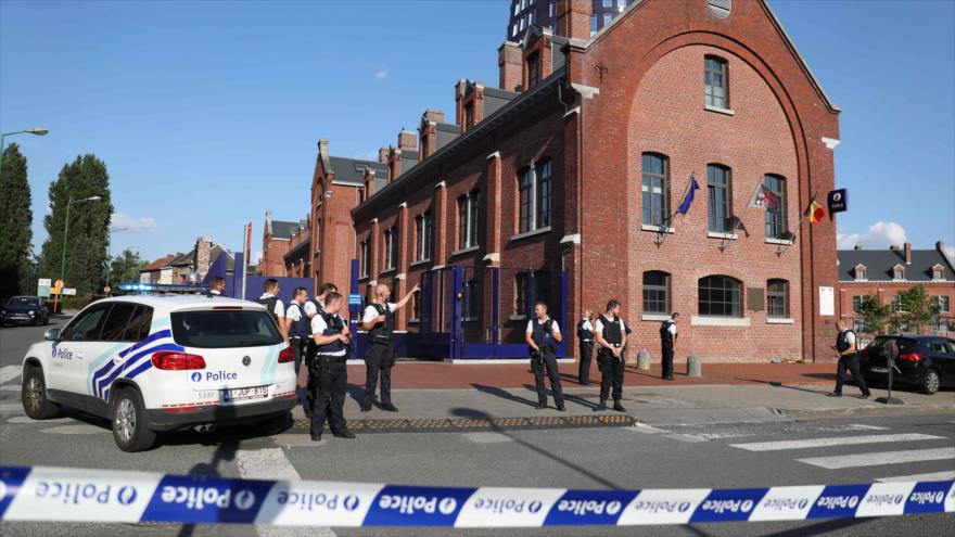 Policías belgas custodian la comisaría de Charleroi, 50 km al sur de Bruselas, tras el ataque con machete del sábado, 7 de agosto de 2016.