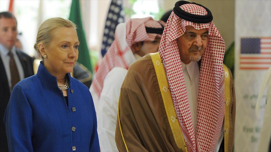 La candidata presidencial demócrata estadounidense Hillary Clinton, junto al fallecido ministro de Exteriores de Arabia Saudí, Saud al-Faisal.