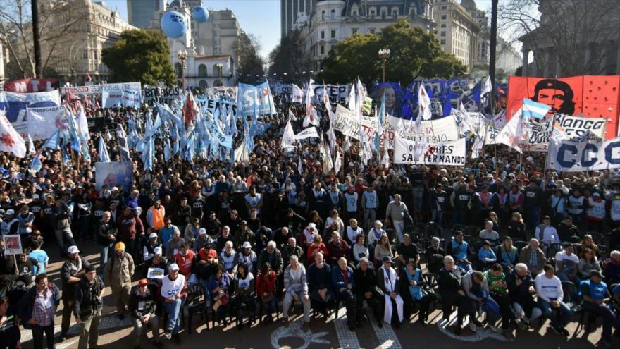 Argentinos salen a las calles en demanda de pan, techo y trabajo