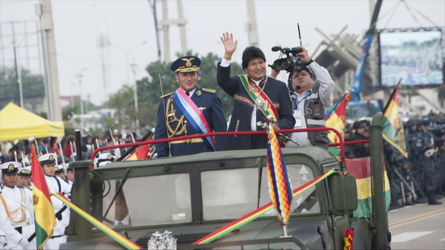 El presidente de Bolivia, Evo Morales en la Parada Militar, por el aniversario de la creación del Ejercito boliviano, FFAA y movimientos sociales, Santa Cruz, 7 de agosto 2016.