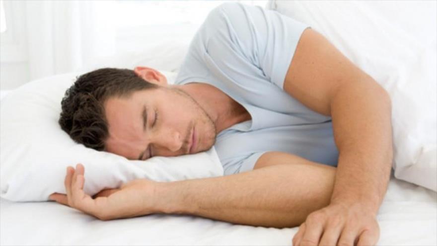 Un hombre descansa.