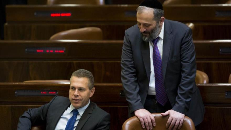 El ministro israelí del interior, Aryeh Deri, y el de seguridad israelí, Gilad Erdan (izda.).