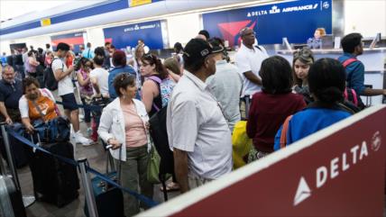 Apagón informático vara a miles de pasajeros de Delta Airlines