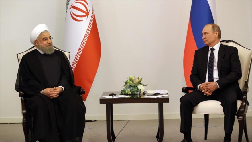 Hasan Rohani, presidente de Irán, y su par ruso, Vladimir Putin, se reúnen en Bakú, capital de Azerbaiyán, 8 de agosto de 2016.