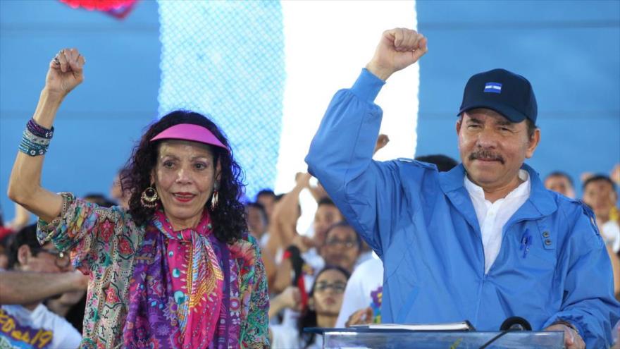 El presidente de Nicaragua, Daniel Ortega (dcha.), y su esposa, la coordinadora del Consejo de Comunicación y Ciudadanía del Gobierno, Rosario Murillo.