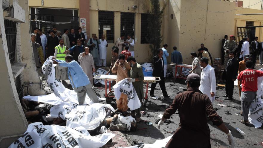 Funcionarios de seguridad y abogados paquistaníes inspeccionan los restos mortales que dejó la explosión de una bomba en un hospital en Quetta (oeste de Paquistán), el 8 de agosto de 2016.