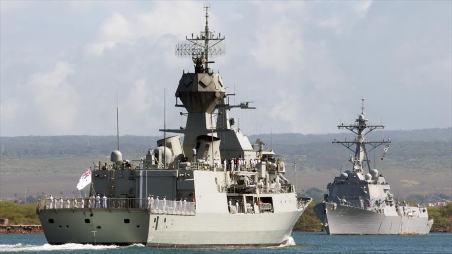 El Destructor estadounidense, USS Momsen (DDG 92), desplegando en Océano Pacífico.
