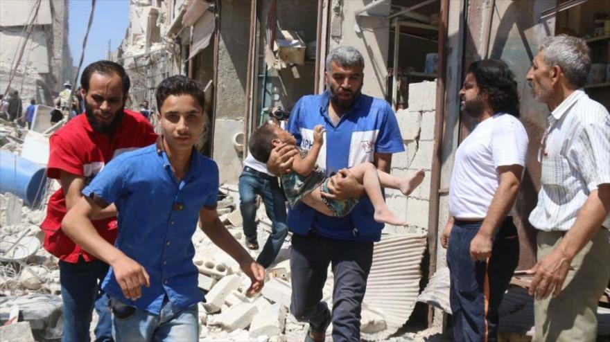 Un niño resulta herido durante los conflictos armados en Siria.