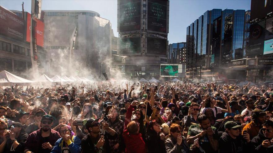 Miles de personas lanzaron una ovación y una enorme columna de humo de marihuana en San Francisco, abril 2106.