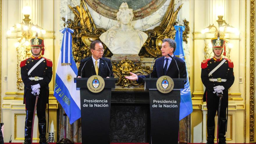 El presidente argentino, Mauricio Macri (dcha.), ofrece una rueda de prensa conjunta con el secretario general de la ONU, Ban Ki-moon, en el Salón Blanco de la Casa Rosada, 8 de agosto de 2016.