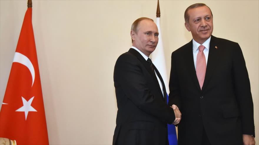 El presidente de Rusia, Vladímir Putin (izda.), estrecha la mano a su homólogo turco, Recep Tayyip Erdogan, antes de una reunión en Palacio de Constantino, en San Petersburgo, 9 de agosto de 2016.