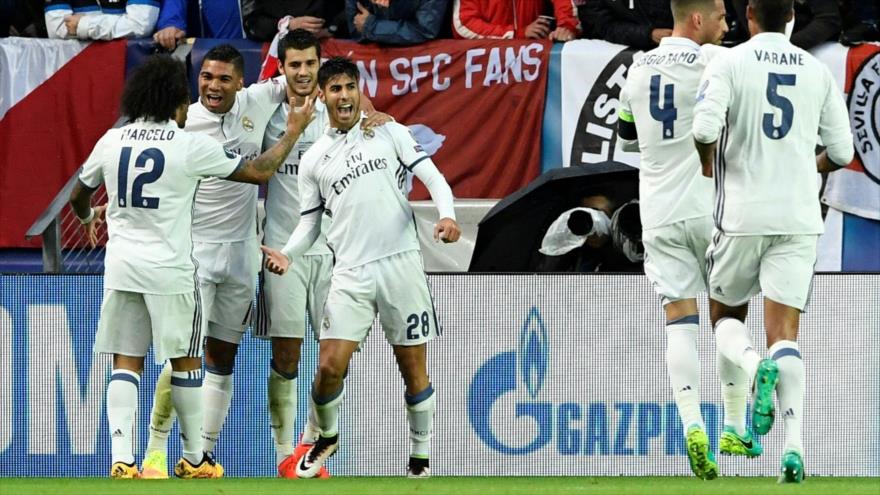 Jugadores del Real Madrid celebran tras anotar un gol contra Sevilla, 9 de agosto de 2016.